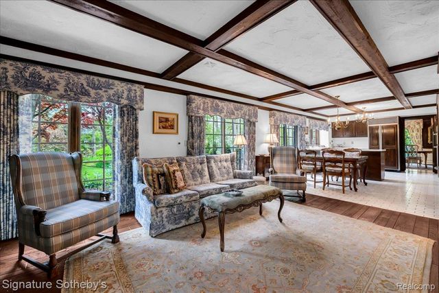 281 Chestnut Circle, Bloomfield Charter Township, MI 48304