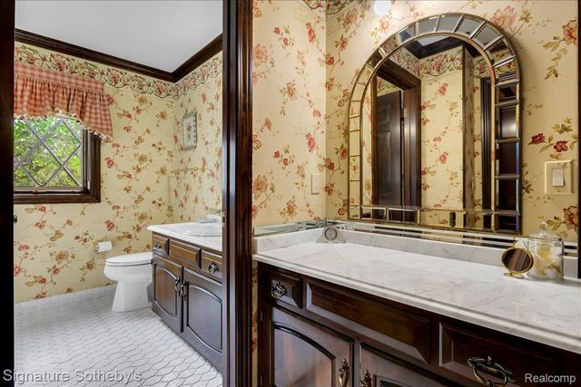 281 Chestnut Circle, Bloomfield Charter Township, MI 48304