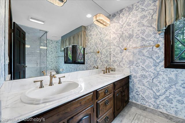 281 Chestnut Circle, Bloomfield Charter Township, MI 48304