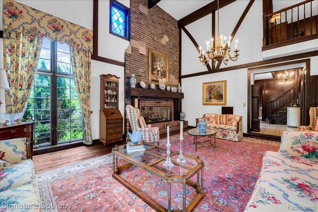 281 Chestnut Circle, Bloomfield Charter Township, MI 48304