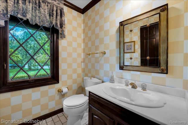 281 Chestnut Circle, Bloomfield Charter Township, MI 48304