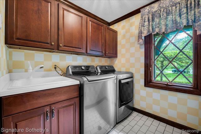 281 Chestnut Circle, Bloomfield Charter Township, MI 48304