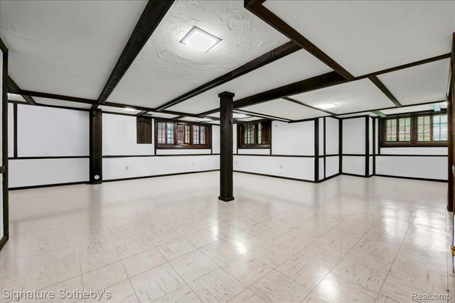 281 Chestnut Circle, Bloomfield Charter Township, MI 48304