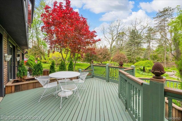 281 Chestnut Circle, Bloomfield Charter Township, MI 48304