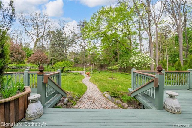 281 Chestnut Circle, Bloomfield Charter Township, MI 48304