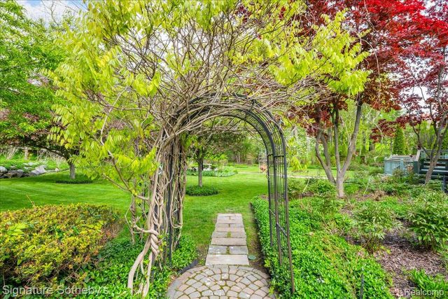 281 Chestnut Circle, Bloomfield Charter Township, MI 48304
