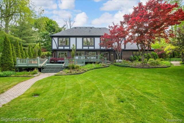 281 Chestnut Circle, Bloomfield Charter Township, MI 48304