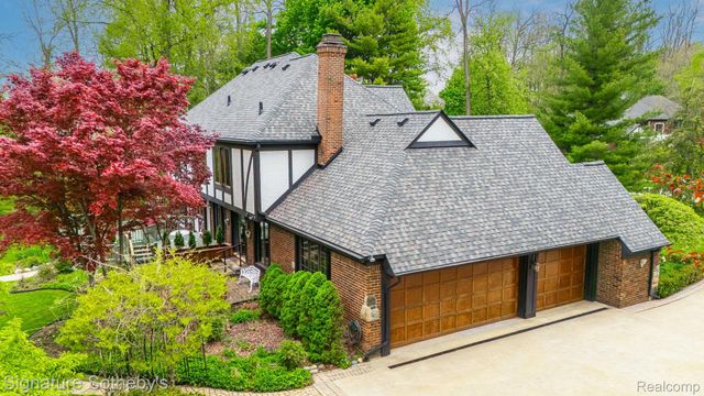 281 Chestnut Circle, Bloomfield Charter Township, MI 48304