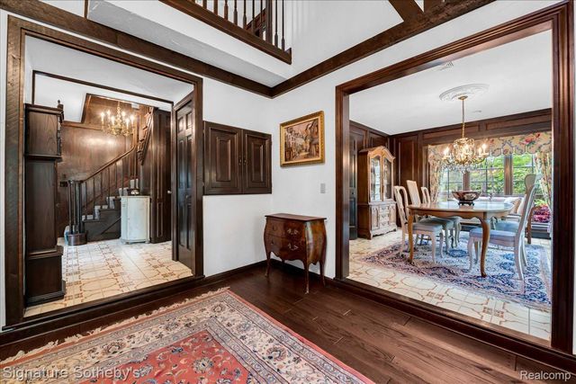281 Chestnut Circle, Bloomfield Charter Township, MI 48304