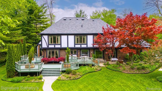 281 Chestnut Circle, Bloomfield Charter Township, MI 48304