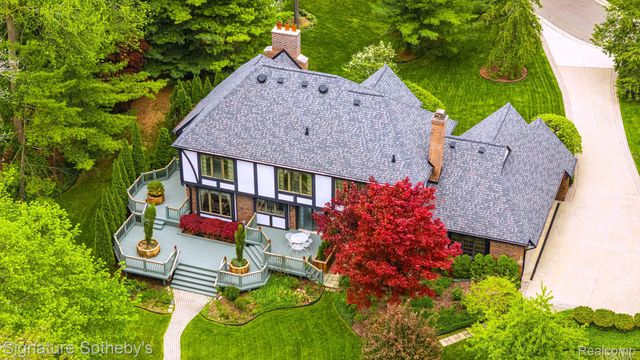 281 Chestnut Circle, Bloomfield Charter Township, MI 48304