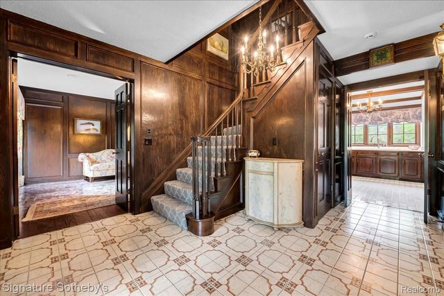 281 Chestnut Circle, Bloomfield Charter Township, MI 48304