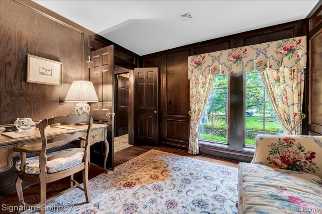 281 Chestnut Circle, Bloomfield Charter Township, MI 48304