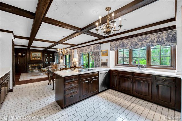 281 Chestnut Circle, Bloomfield Charter Township, MI 48304