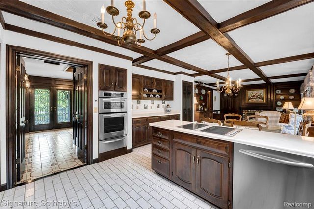 281 Chestnut Circle, Bloomfield Charter Township, MI 48304