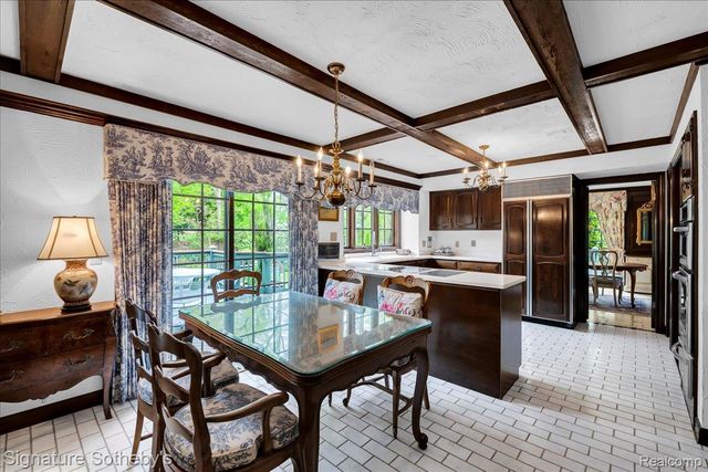281 Chestnut Circle, Bloomfield Charter Township, MI 48304