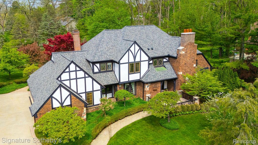 281 Chestnut Circle, Bloomfield Charter Township, MI 48304