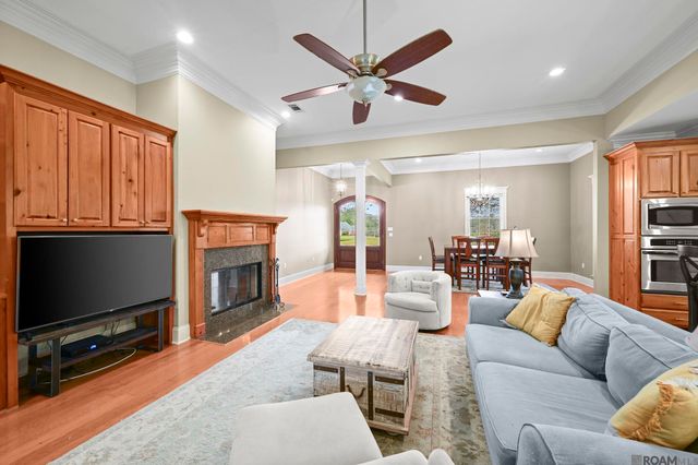 8385 Pin Oak Ln, Zachary, LA 70791