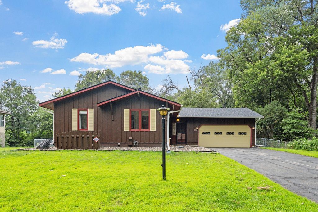 1109 Welcome Circle, Golden Valley, MN 55422