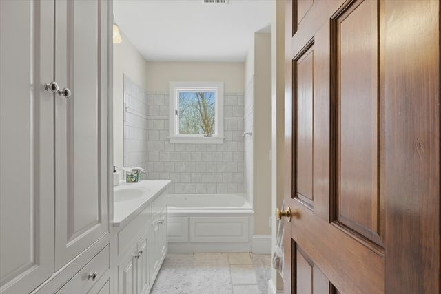 4 Knights Ct, Newbury, MA 01951