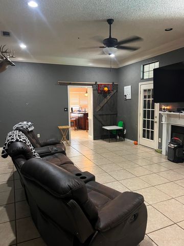 610 Pecos Street, Chandler, TX 75758