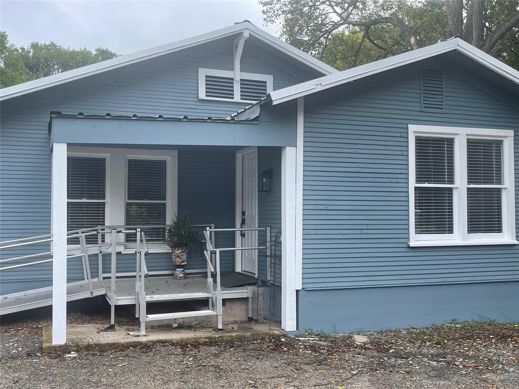 126 Smith LN E, San Marcos, TX 78666