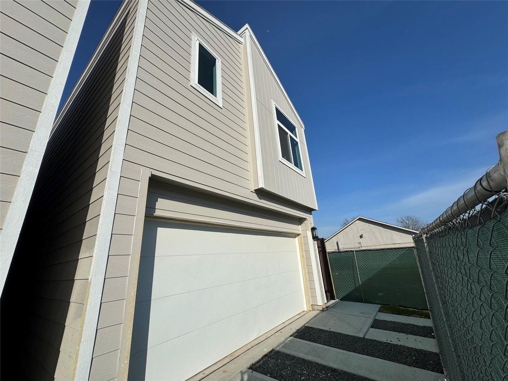3227 Dennis Street, Houston, TX 77004