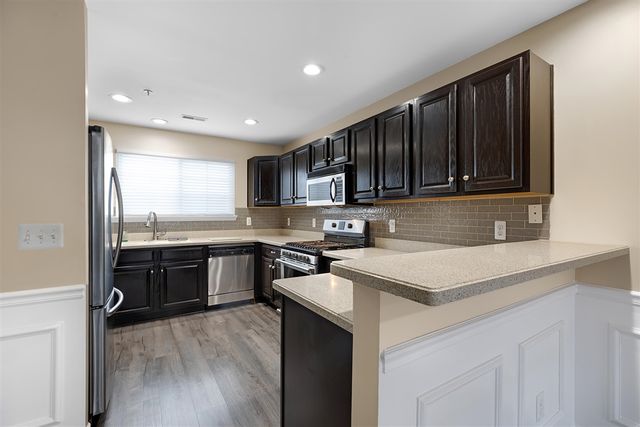 16992 Farmington Road 104, Livonia, MI 48154