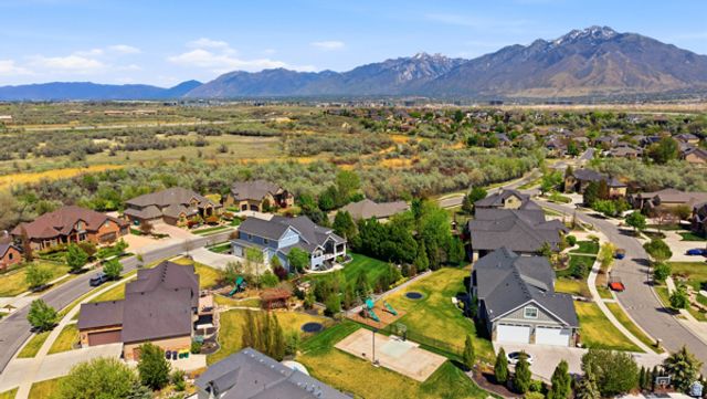 1229 W PEACOCK MIDGE DR, Bluffdale, UT 84065