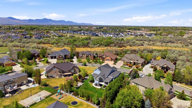 1229 W PEACOCK MIDGE DR, Bluffdale, UT 84065