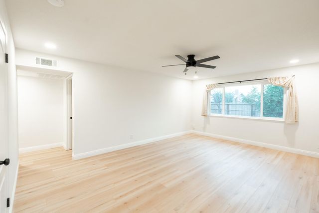 2612 Renn Avenue, Clovis, CA 93611