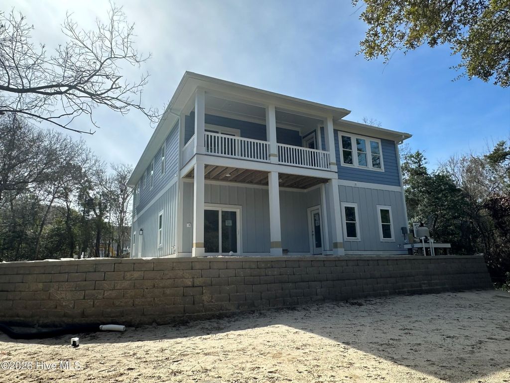 Image 4 of property listing at 122 Arthur Drive, Emerald Isle, NC 28594