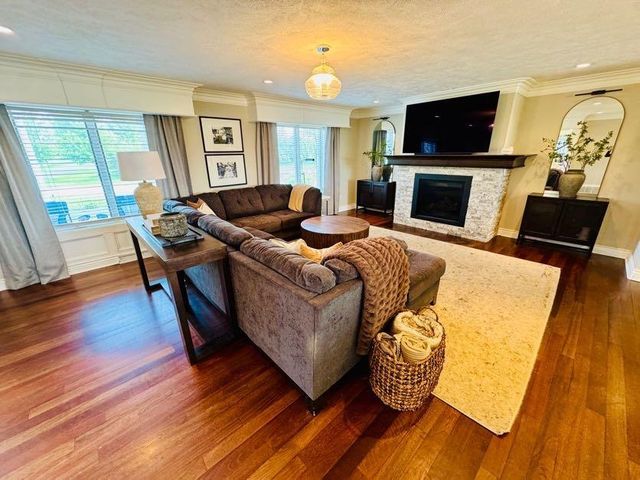 W5548 Sunset Hills Lane, Monroe, WI 53566