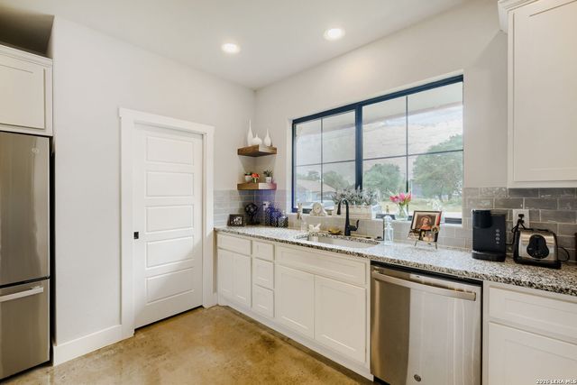 3484 Lakeview Dr, Canyon Lake, TX 78133