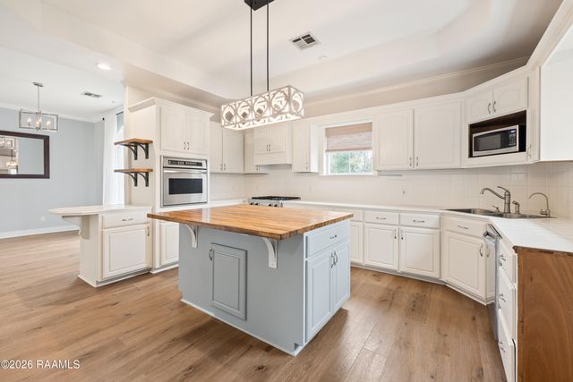 9917 Jefferson Island Road, New Iberia, LA 70560