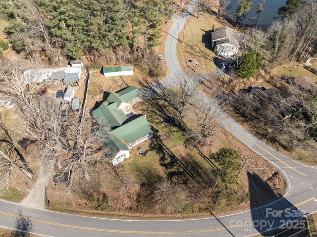 99 Wakefield Drive, Hendersonville, NC 28792