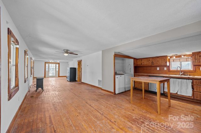 99 Wakefield Drive, Hendersonville, NC 28792