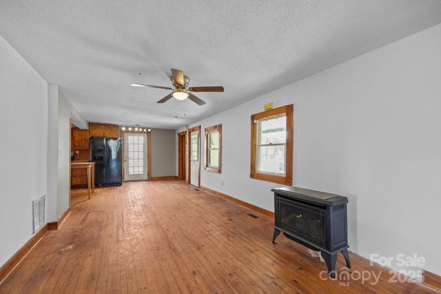 99 Wakefield Drive, Hendersonville, NC 28792