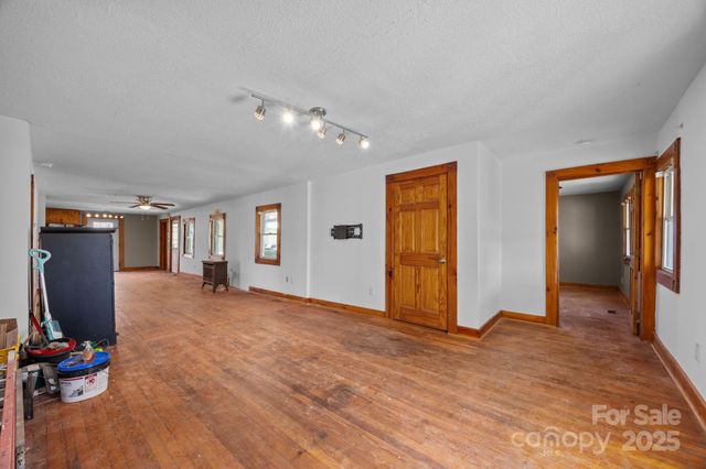 99 Wakefield Drive, Hendersonville, NC 28792