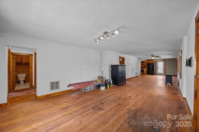 99 Wakefield Drive, Hendersonville, NC 28792