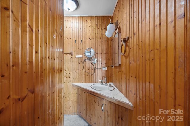 99 Wakefield Drive, Hendersonville, NC 28792