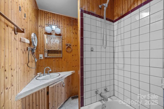 99 Wakefield Drive, Hendersonville, NC 28792