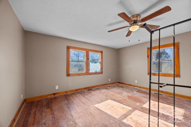 99 Wakefield Drive, Hendersonville, NC 28792