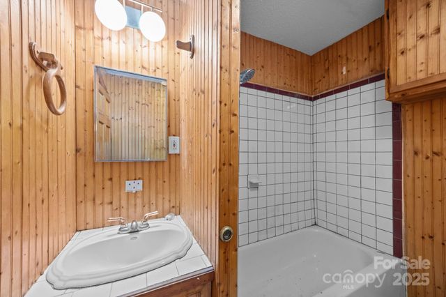 99 Wakefield Drive, Hendersonville, NC 28792