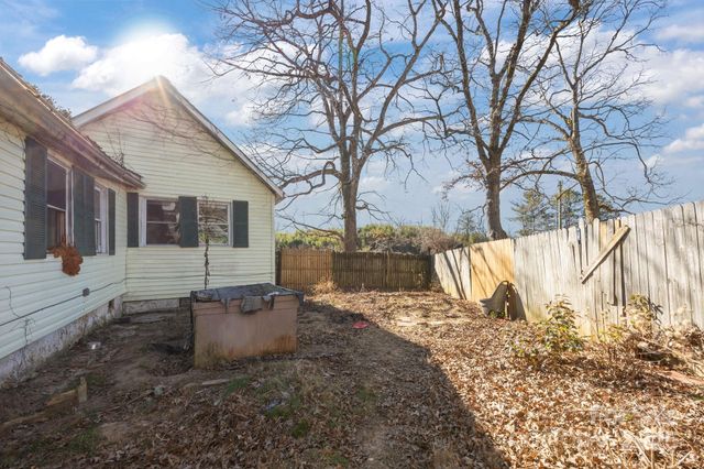 99 Wakefield Drive, Hendersonville, NC 28792