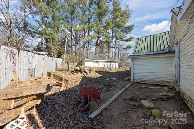 99 Wakefield Drive, Hendersonville, NC 28792