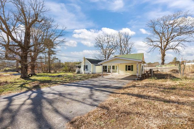 99 Wakefield Drive, Hendersonville, NC 28792