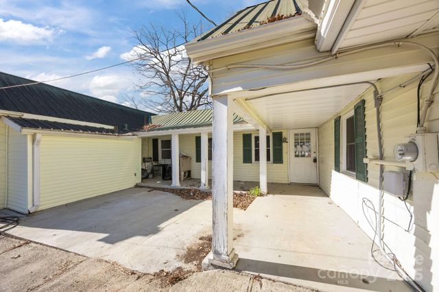 99 Wakefield Drive, Hendersonville, NC 28792