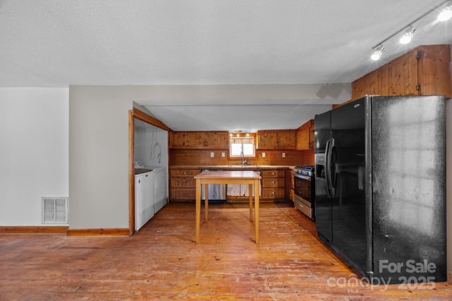 99 Wakefield Drive, Hendersonville, NC 28792