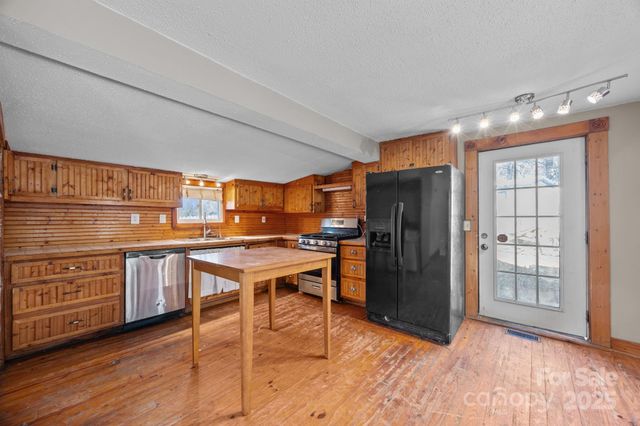 99 Wakefield Drive, Hendersonville, NC 28792